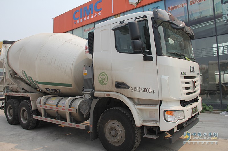 聯(lián)合卡車U375 375馬力 6X4 LNG混凝土攪拌車