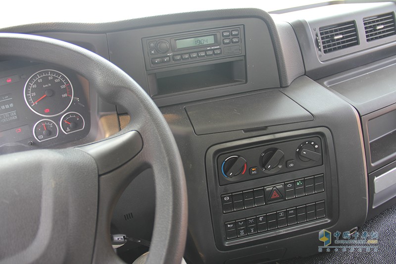 聯(lián)合卡車U375 375馬力 6X4 LNG混凝土攪拌車