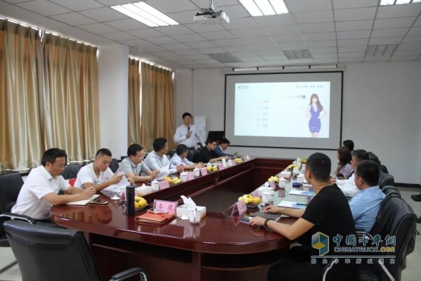 總經(jīng)理秦建作匯報(bào)