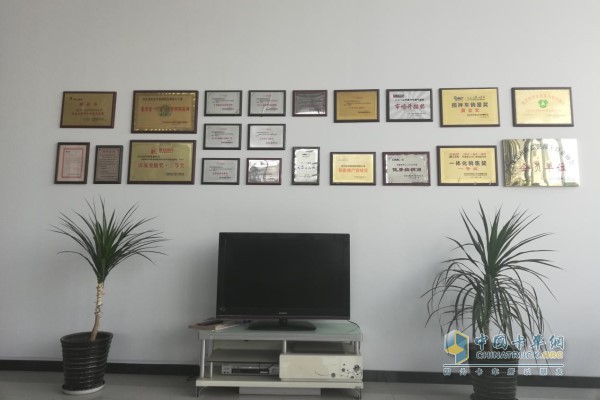 河北東迅汽車貿(mào)易公司會議室一隅，各種獎杯獎牌琳瑯滿目