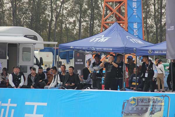 休息區(qū)的選手互相交流“觀賽”中