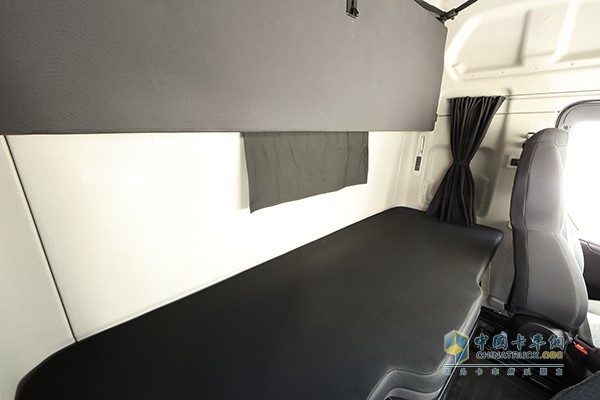 上臥鋪可完全收起，營造出更大活動(dòng)空間
