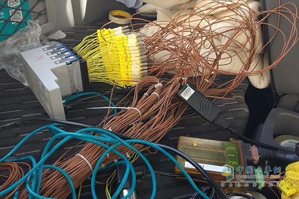 每天處理這么多的線纜，專業(yè)的工程師們保證一根也不能錯