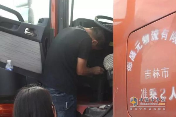 服務(wù)人員趕到現(xiàn)場進行搶修