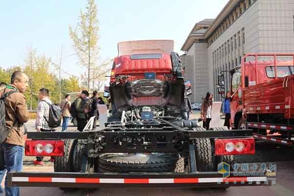 搭載朝柴4SK大馬力發(fā)動機