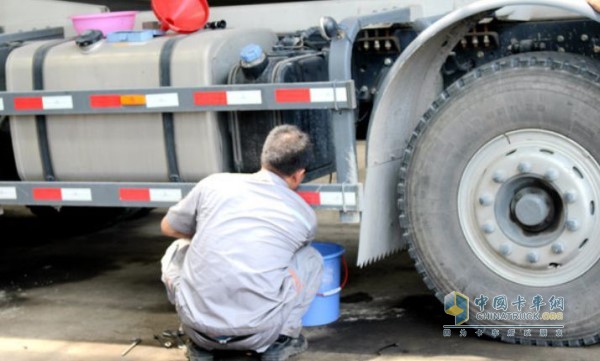 維修技師將尿素罐中的劣質(zhì)尿素放出，添加了服務(wù)站的原廠尿素