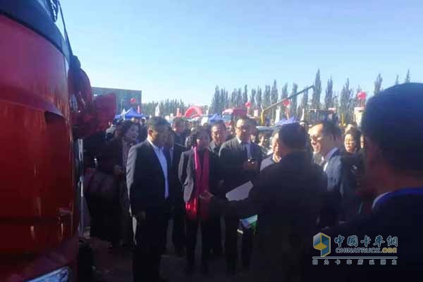 北奔重汽營銷公司副總經(jīng)理張寶勝正在講解