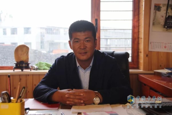 營口寶暢汽車銷售服務(wù)有限公司負(fù)責(zé)人溫寶生辦公室外,正在建設(shè)中的銷售大廳、服務(wù)維修車間