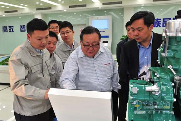 黃慶云一行了解奧威發(fā)動機(jī)的先進(jìn)性能