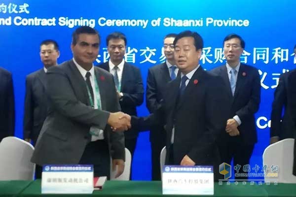 陜汽控股黨委副書記、總經(jīng)理王延宏（右）