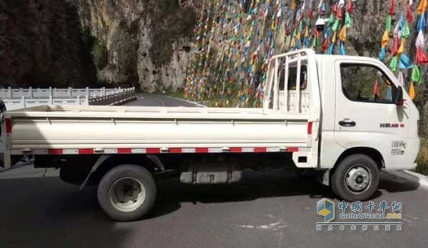 在停車場(chǎng)待命的福田祥菱M2