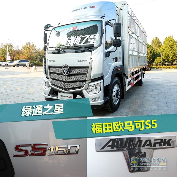 駕駛室門兩邊均貼有馬力、車型等標(biāo)識(shí)