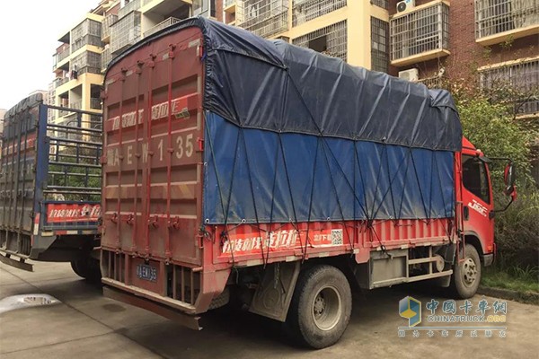 搭載大柴CA4DD1-15E5發(fā)動機(jī)的解放J6F輕卡