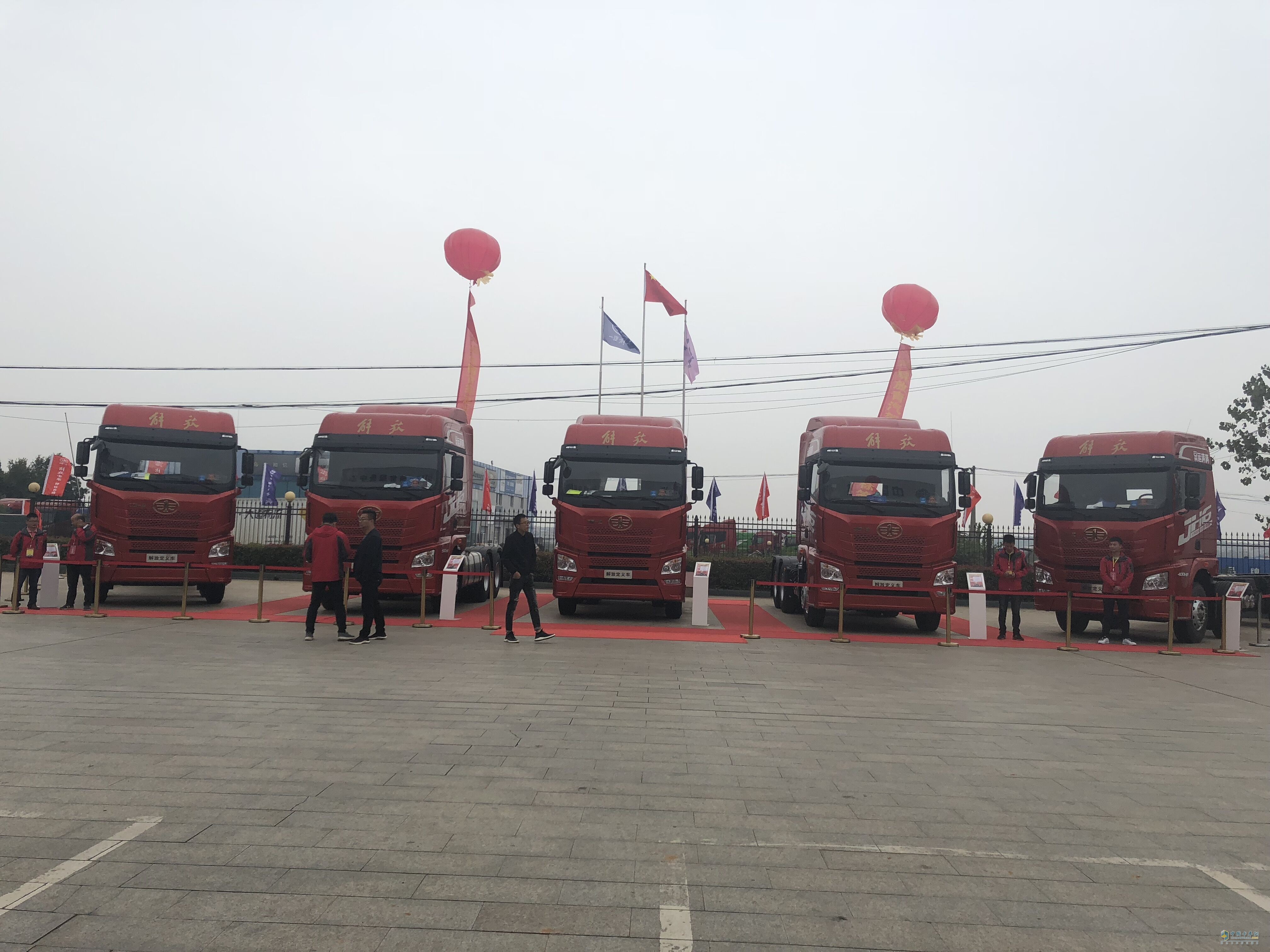 運(yùn)滿滿&一汽解放定義車標(biāo)簽上線暨運(yùn)滿滿定義車全國(guó)首家體驗(yàn)中心掛牌儀式