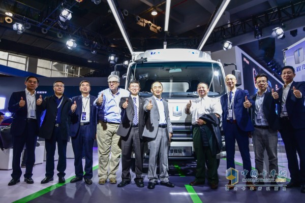 吉利商用車遠(yuǎn)行汽車綠色新能源增值式輕卡上市發(fā)布現(xiàn)場
