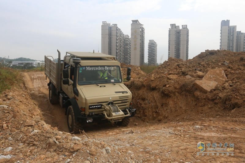 百變金剛 越野之王烏尼莫克實力上演“天降神兵”