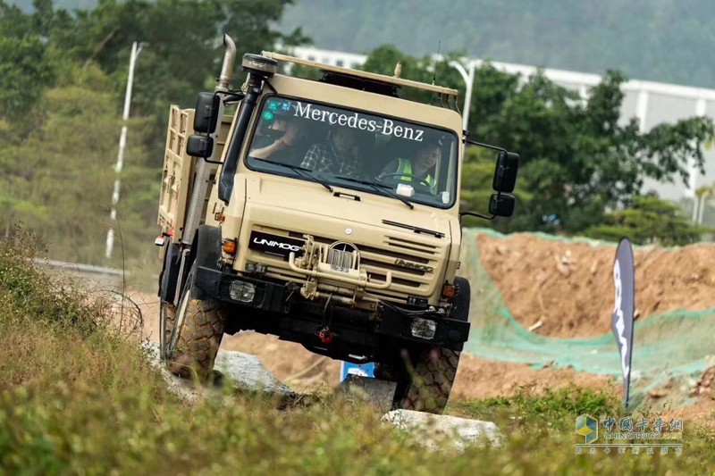 百變金剛 越野之王烏尼莫克實力上演“天降神兵”