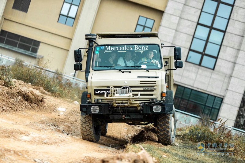 百變金剛 越野之王烏尼莫克實力上演“天降神兵”