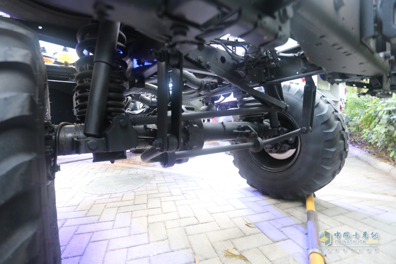 百變金剛 越野之王烏尼莫克實力上演“天降神兵”