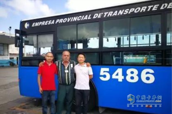 和客戶(hù)合影留念