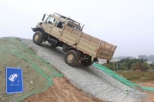 百變金剛 越野之王烏尼莫克實力上演“天降神兵”