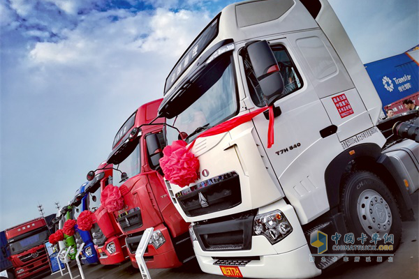 中國重汽豪沃T7H現(xiàn)場展車