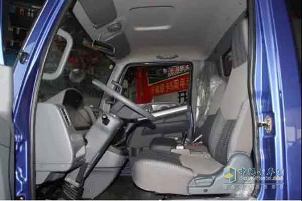 開瑞綠卡符合人體工程學(xué)設(shè)計的駕駛艙