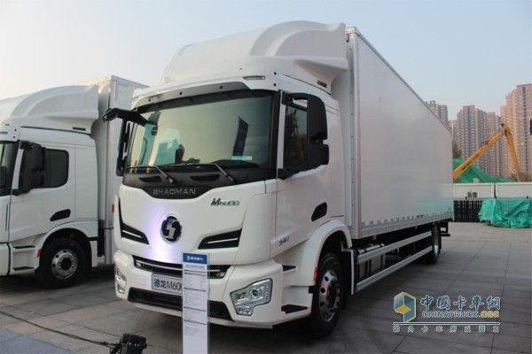 德龍M6000中置軸貨運(yùn)列車(chē)