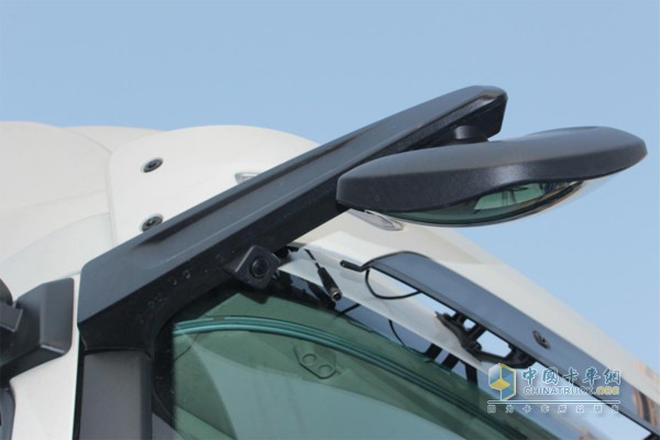 后視鏡配有攝像頭，安全第一