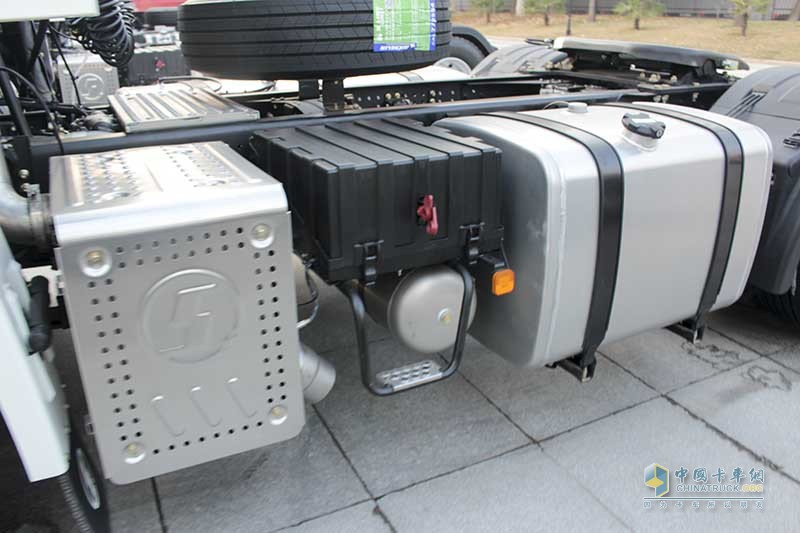 陜汽康明斯 德龍X3000 輕量化版 440馬力 4X2 國五牽引車(SX4180XC1)