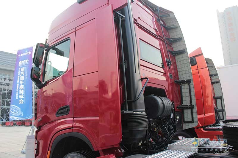 陜汽重卡 德龍X6000 660馬力 6×4 國(guó)六牽引車