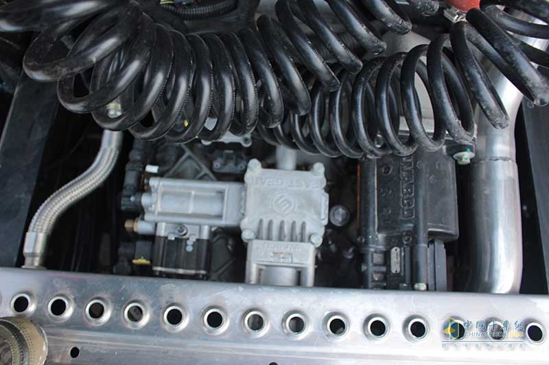 陜汽重卡 德龍X6000 660馬力 6×4 國(guó)六牽引車