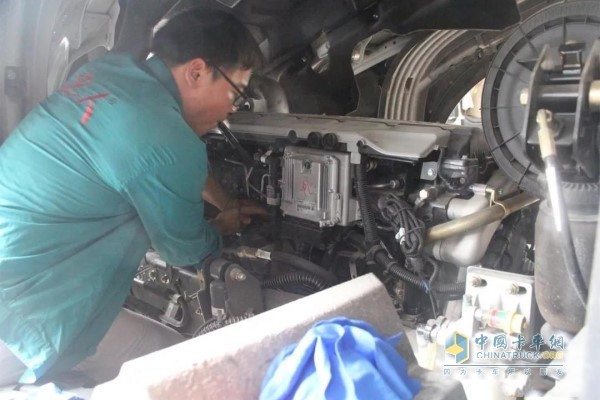 維修人員維修發(fā)動機(jī)故障