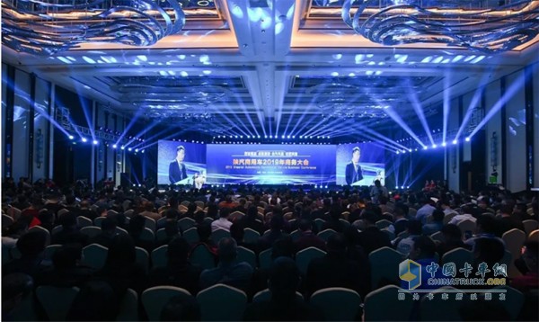 以“雙輪驅(qū)動(dòng)、戰(zhàn)略落地、合作共贏、轉(zhuǎn)型突破”為主題的陜汽商用車2019商務(wù)年會(huì)