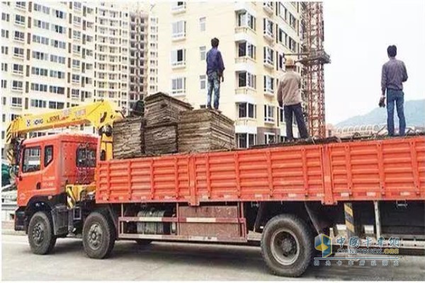 卡車司機參與卸貨