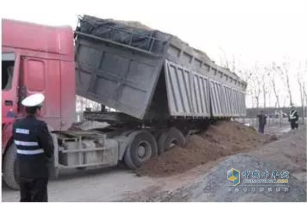 卡車超載后繳納一定的罰款即可通行