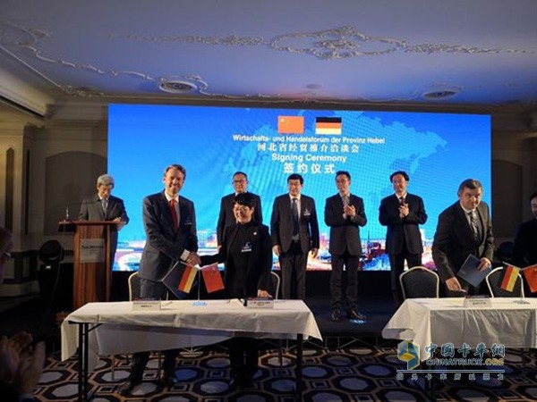 ?簽約儀式:戴姆勒卡客車(中國)有限公司CEO Ralf Kraemer科銳銘與中工服聯(lián)合創(chuàng)始人周超男