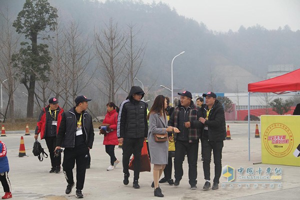 比賽結(jié)束后的牽引租選手(部分)