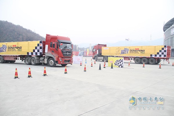 牽引組兩個(gè)場地賽車交匯