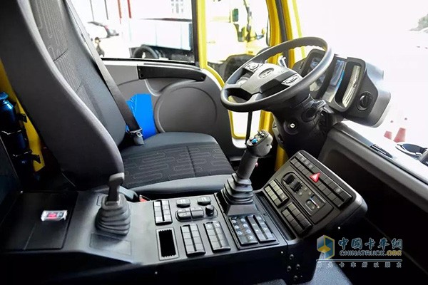 烏尼莫克U423駕駛室，讓操作觸手可及