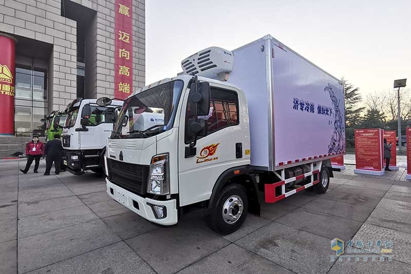 HOWO悍將 4X2 國(guó)六170馬力冷藏車(chē)