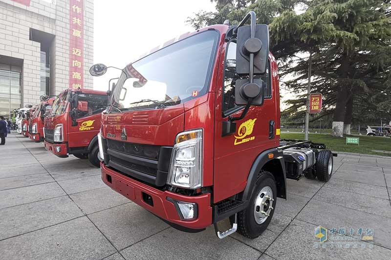 HOWO統(tǒng)帥重載版 4X2 170馬力 曼機(jī)國六藍(lán)牌輕卡