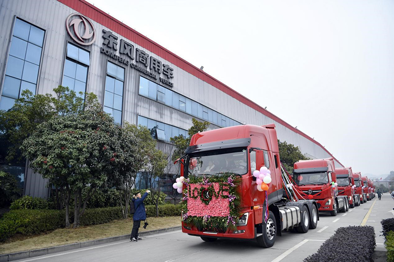 東風(fēng)天龍KL竟成媒人 十臺婚車為幸福續(xù)航