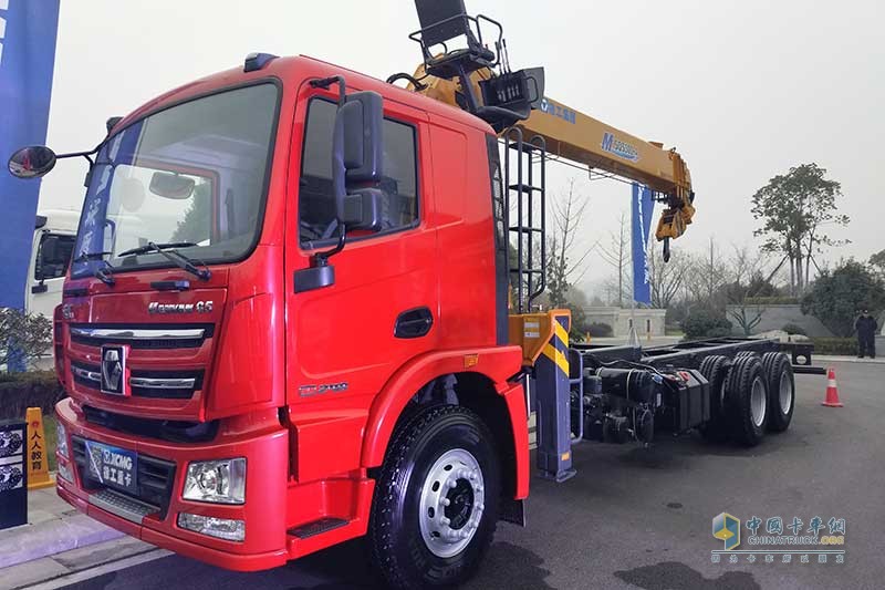 徐工汽車(chē) 漢風(fēng)G5 6×4 240馬力 隨吊車(chē)