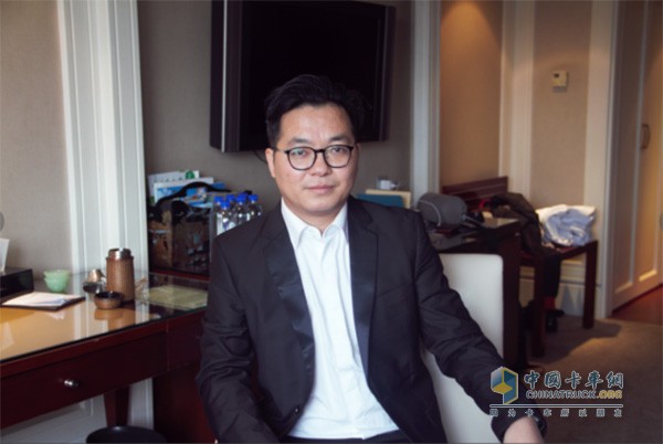 上海泓兆投資發(fā)展有限公司副總裁黃琛璨先生