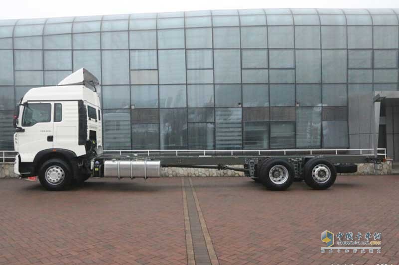 中國(guó)重汽 HOWO T5G重卡 340馬力 4X2 中置軸載貨車(chē)