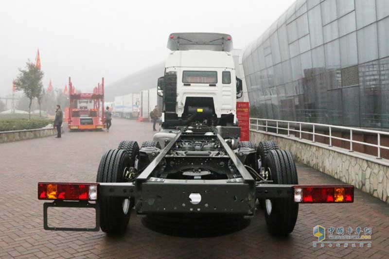 中國(guó)重汽 HOWO T5G重卡 340馬力 4X2 中置軸載貨車(chē)