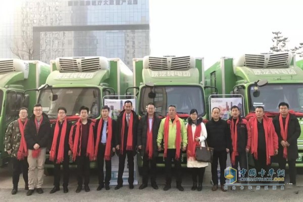 陜汽集團(tuán)與陜西速必達(dá)冷鏈物流有限公司領(lǐng)導(dǎo)合影