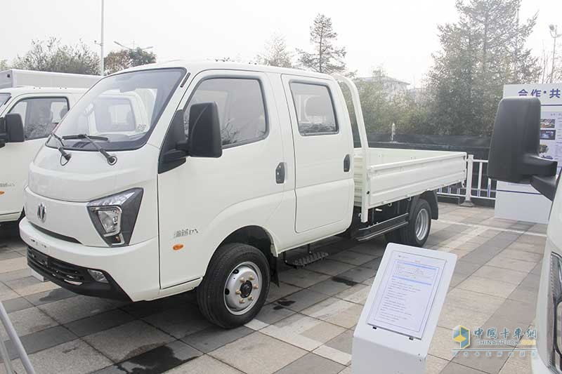 飛碟締途DX 雙排 100馬力國(guó)六欄板式載貨車 