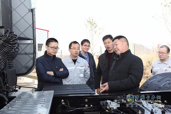 客戶秦文婷在車前談?wù)撟约旱鸟{車體驗(yàn)